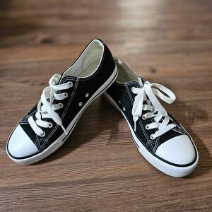 NWOB! Trendy Canvas Black Sneakers